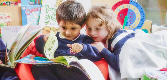چگونه کودکان را به کتاب خواندن علاقه مند کنیم؟